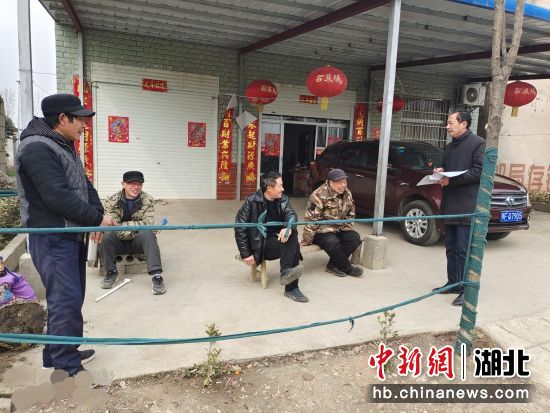 驻村工作队员走访农户征求工作意见 杨卫东 摄