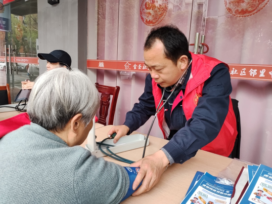 志愿者为社区老人测量血压