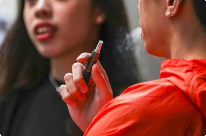 澳洲报告揭电子烟含多种有毒物质，青少年使用量大增引担忧