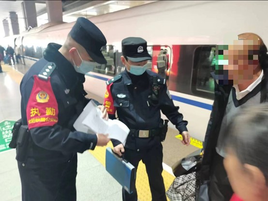 多名旅客高铁上吸烟被深圳铁路乘警处罚-“我要回老家结婚了，点根烟高兴高兴”，结果……