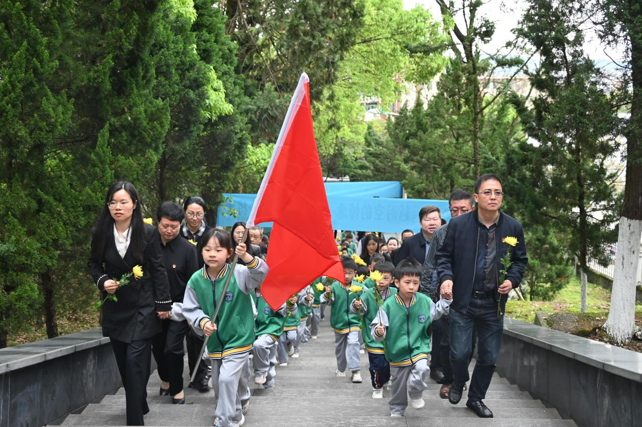 图为志愿者们缓步走向革命烈士纪念碑.png